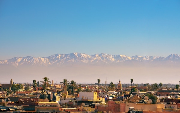 Panorama der Stadt Marrakech, mit Bergen im Hintergrund