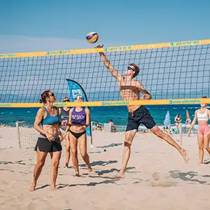 Gruppe beim Beachvolley