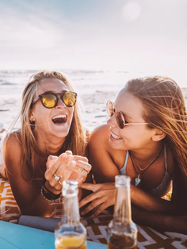 Drei junge Frauen amüsieren sich am Strand