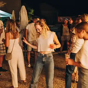 Gruppe an der Mangobar