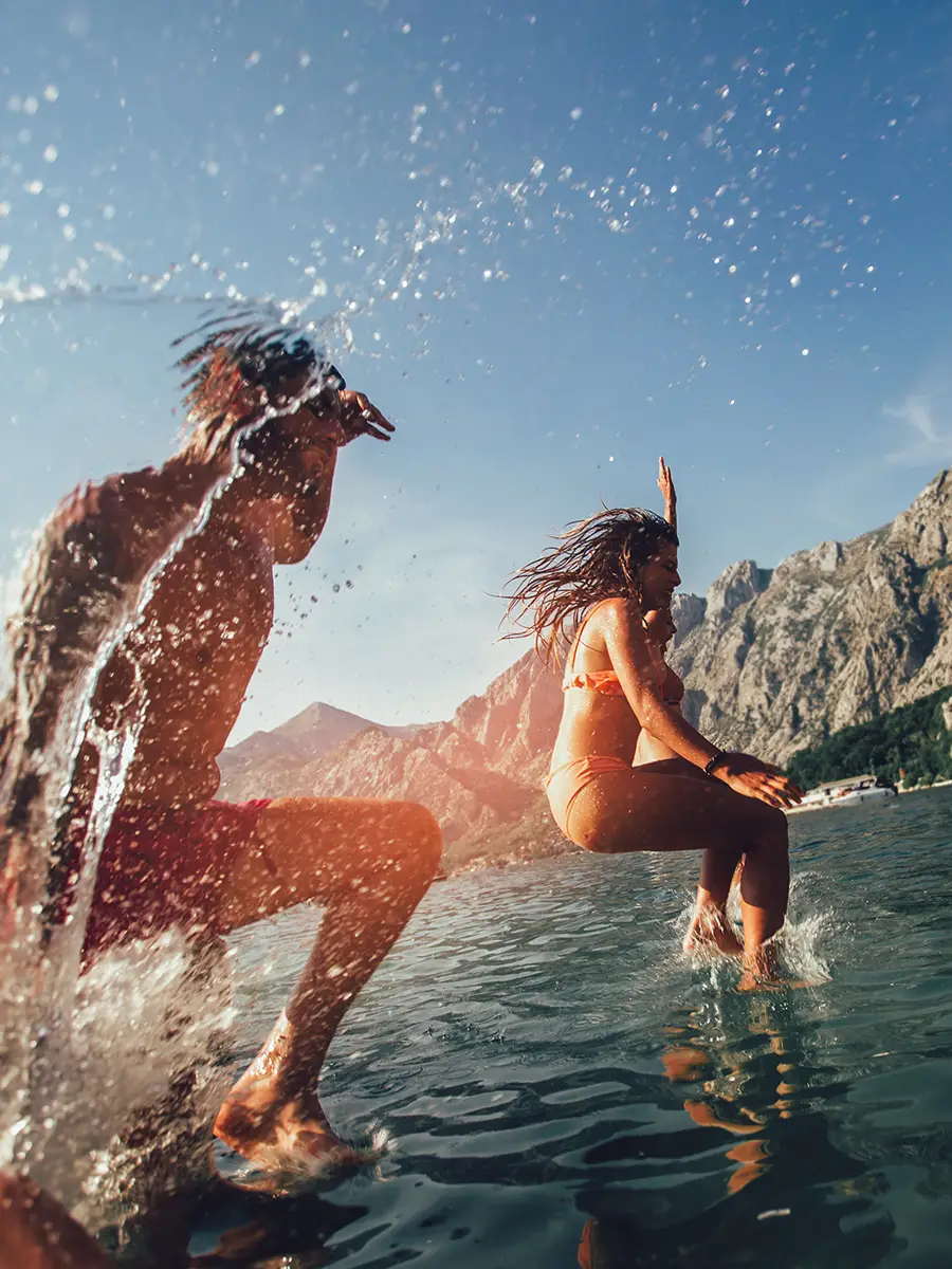 Zwei Urlauber springen ins Wasser