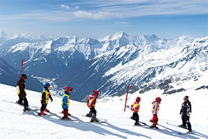 Kinder beim Skikurs im Rahmen einer Familienreise