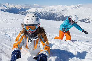 Kinder spielen bei Davos im Schnee