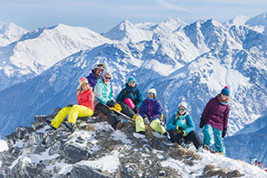 Skigruppe vor Bergpanorama im schweizer Crans Montana
